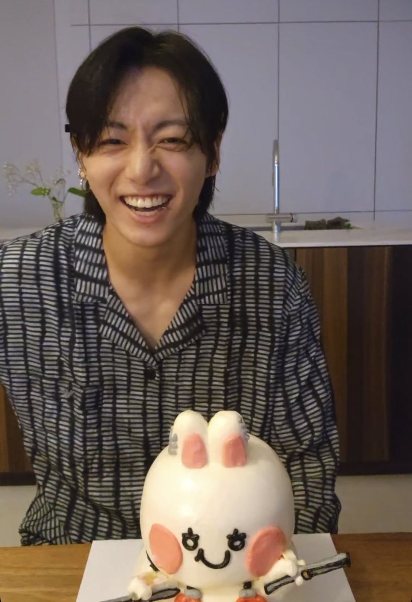 yoknichaa's tweet photo. เนื��องจากน้องมา live ตามที่บอกแจก 100/1 มาตามนัดเลยแค่รีโพสนี้พอค่ะ🫶🏻 #JUNGKOOKDAY https://t.co/B4L1kaHsUX