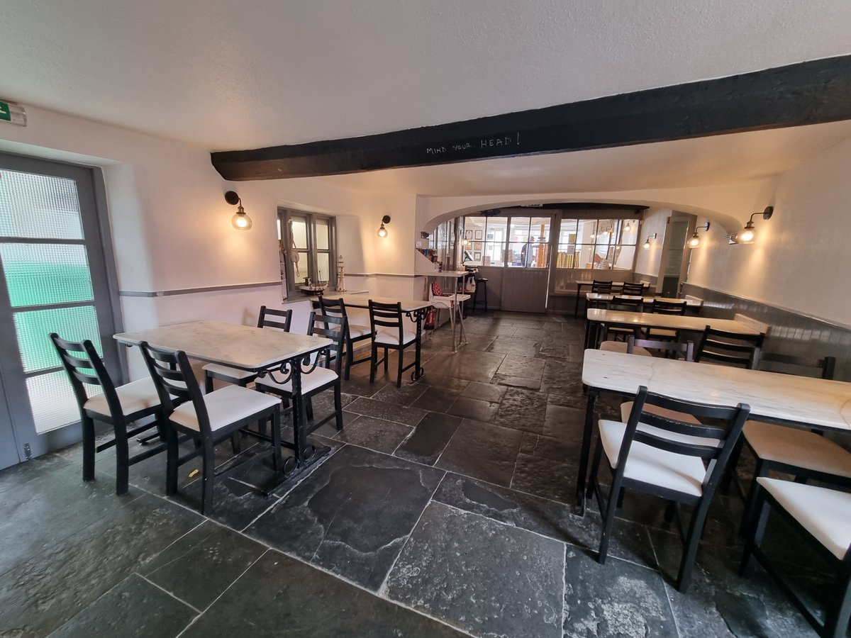 Happy Thursday to all!
Fish &amp; Chips is always best on a plate fresh from the kitchen! 
It's EVEN BETTER when enjoyed with a local ale, a farmhouse cider,  or a glass of wine! Book a table NOW: buff.ly/306PSvD 
#knightsfishandchips #knightsfishrestaurant #knightsofglasto