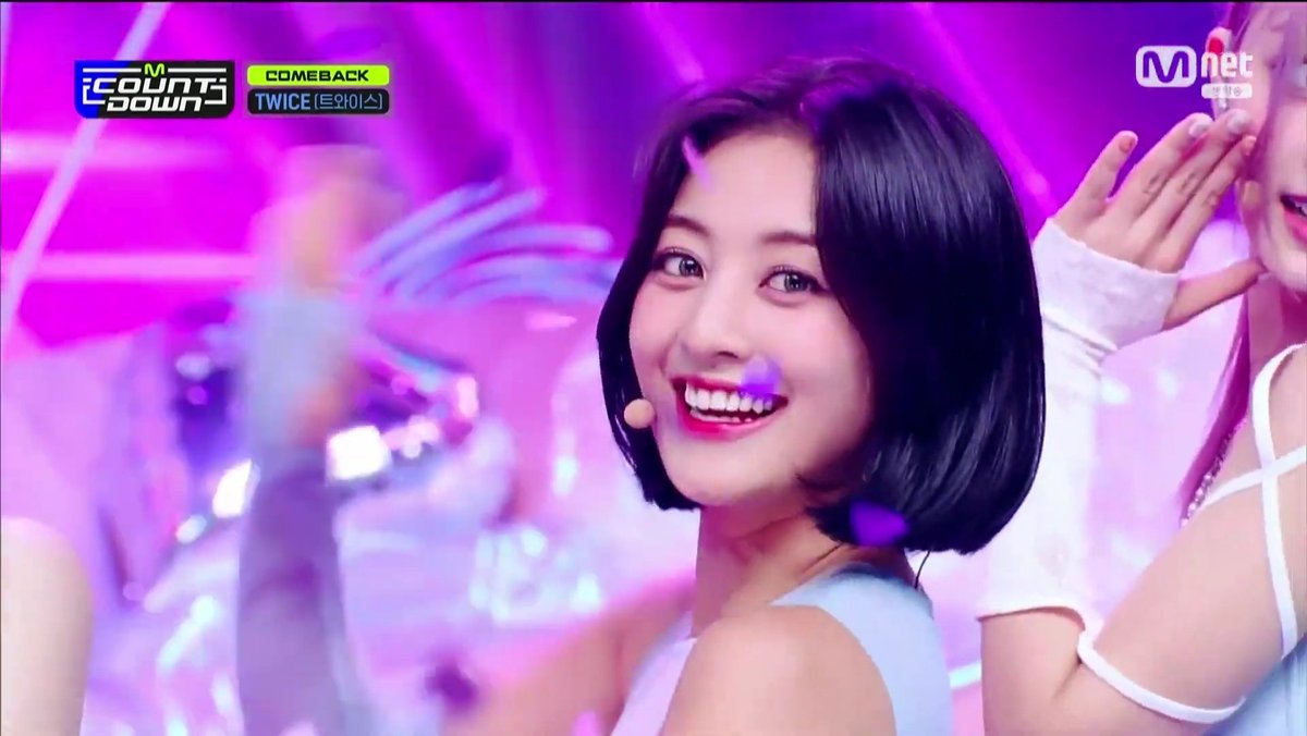 jypesmyoui's tweet photo. ending fairy jihyo 🥺 SHE'S SO SMILEY https://t.co/SS8iiYQyy9
