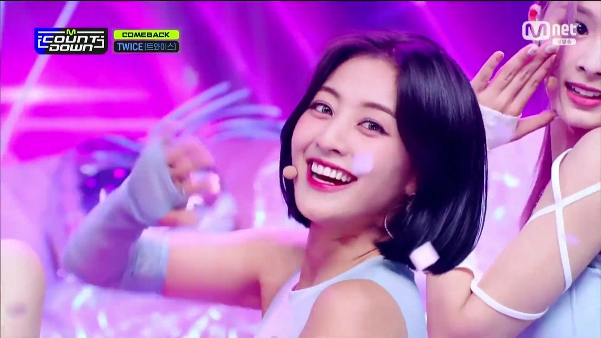 jypesmyoui's tweet photo. ending fairy jihyo 🥺 SHE'S SO SMILEY https://t.co/SS8iiYQyy9