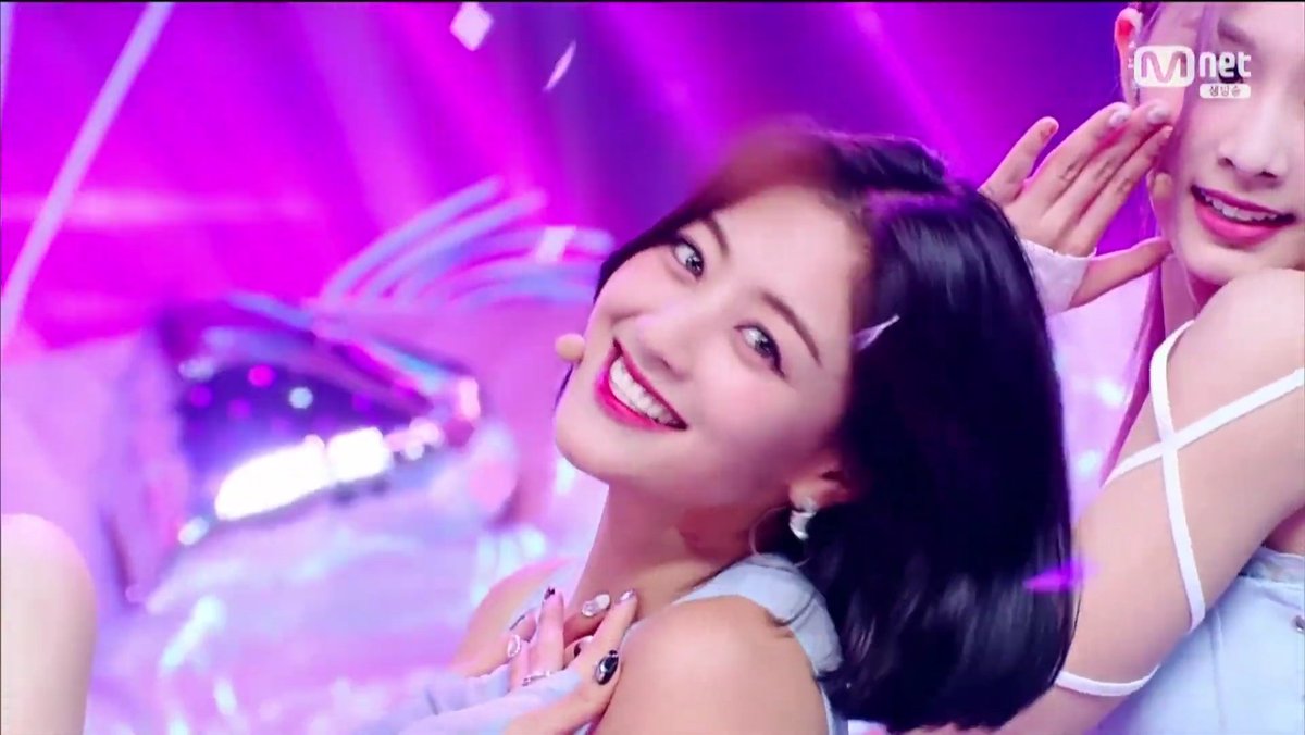 jypesmyoui's tweet photo. ending fairy jihyo 🥺 SHE'S SO SMILEY https://t.co/SS8iiYQyy9