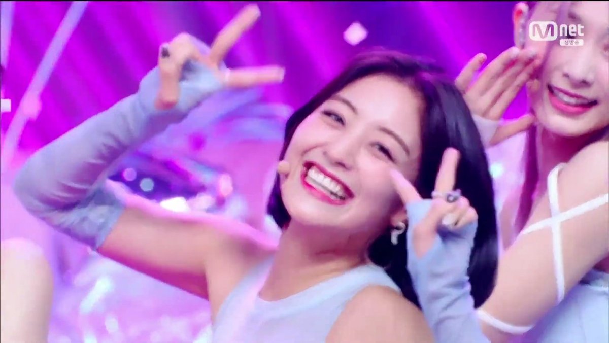 jypesmyoui's tweet photo. ending fairy jihyo 🥺 SHE'S SO SMILEY https://t.co/SS8iiYQyy9