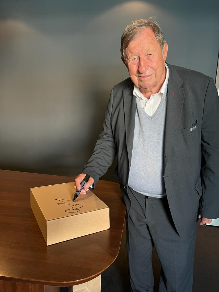 PVSportFR's tweet photo. 😍 Gagnez une box collector dédicacée par la légende Guy Roux, comprenant un bonnet + un t-shirt aux couleurs de l'AJ Auxerre.

Pour participer : abonnez-vous à notre compte, RT ce tweet et commentez votre meilleur souvenir de Guy Roux.

➡ Règlement : https://t.co/SyjTPkicH5 https://t.co/TKPbZTmORl