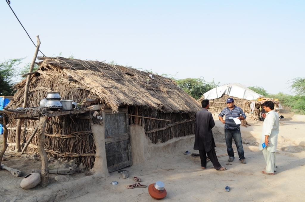 People are so much more vulnerable to the destructive floods in #Pakistan when they live in homes like these I saw in Sindh a few years ago #PakistanFloods2022