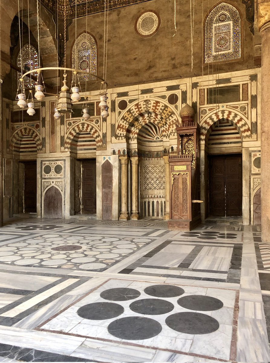 BirFurkanDogan's tweet photo. Mısır'ı özlediğimi farkettim arşivdeki resimlere bakınca. Burası Memlük Sultanı Berkuk'un yaptırdığı Berkuk Külliyesi. Kahire'nin sokaklarında  yürürken bir anda İbn Hacer'in imla meclisine yetişmeye çalışıyormuşum gibi hissettiğim anlar olmuştu. Keşke eski Kahire geri gelse. https://t.co/VgKrrtXKAG