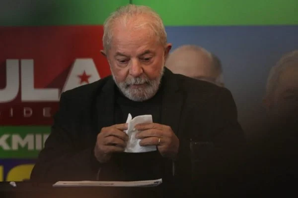 BlogdoNoblat's tweet photo. “Eu sou o único cara condenado por ser inocente. É proibido eu ser inocente. Porque, com todas as decisões favoráveis a mim, ainda tem gente que fala “mas você não foi inocentado”. Então, eu sou um cara condenado por ser inocente.” (Lula) https://t.co/bjIst7k1Ll