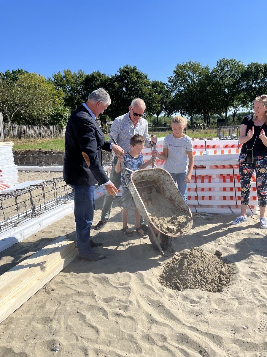 Alicia en Jos, leerlingen van de Hoeksteen in Spijk, markeren de start van de bouw van een nieuwe school door een tijdcapsule te plaatsen voor de toekomst. #LOGOS, kompas voor de toekomst.