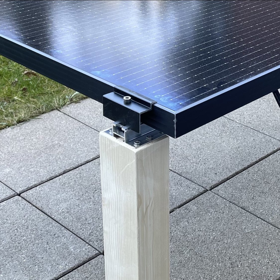 Wie baut man einen #Solartisch - wir haben es in der aktuellen <a href="/MakeMagazinDE/">Make Magazin</a> beschrieben! Zum Anfassen unser neustes Modell - auf <a href="/MakerFaireDACH/">Maker Faire DACH</a> in Hannover Stand A39 - steckbarer Tischrahmen, PERC Solarpanel - perfekt für den Balkon! (Bild zeigt die alte Version)