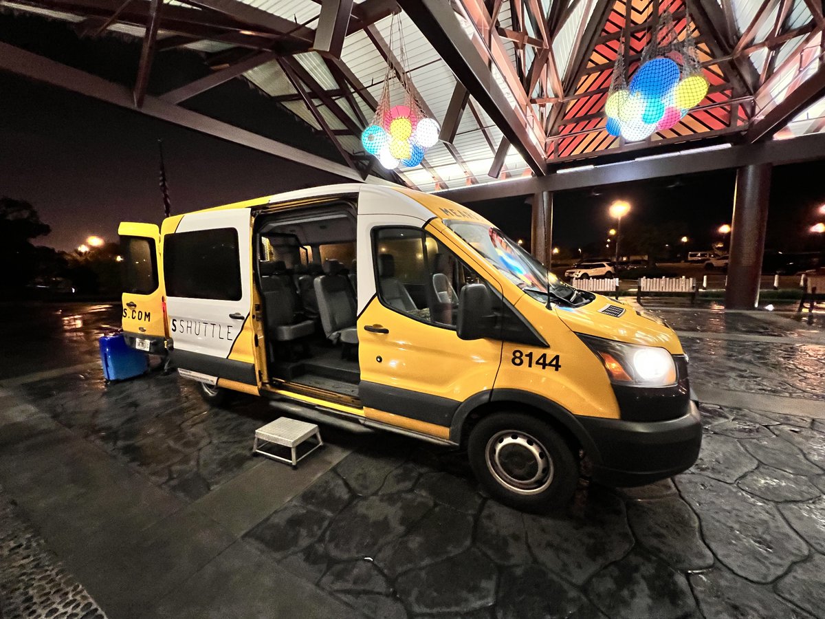 mickeynet028's tweet photo. ミアーズコネクトのお迎えが来ましたー🚌
大きなバスで来るかと思ったら、シャトルバンでしたー!同じく時間帯の人数によって変わるのかな??
なので貸切で空港へ👍
#MNWDW #WDW #2022Aug https://t.co/zVnJOjTIZ7