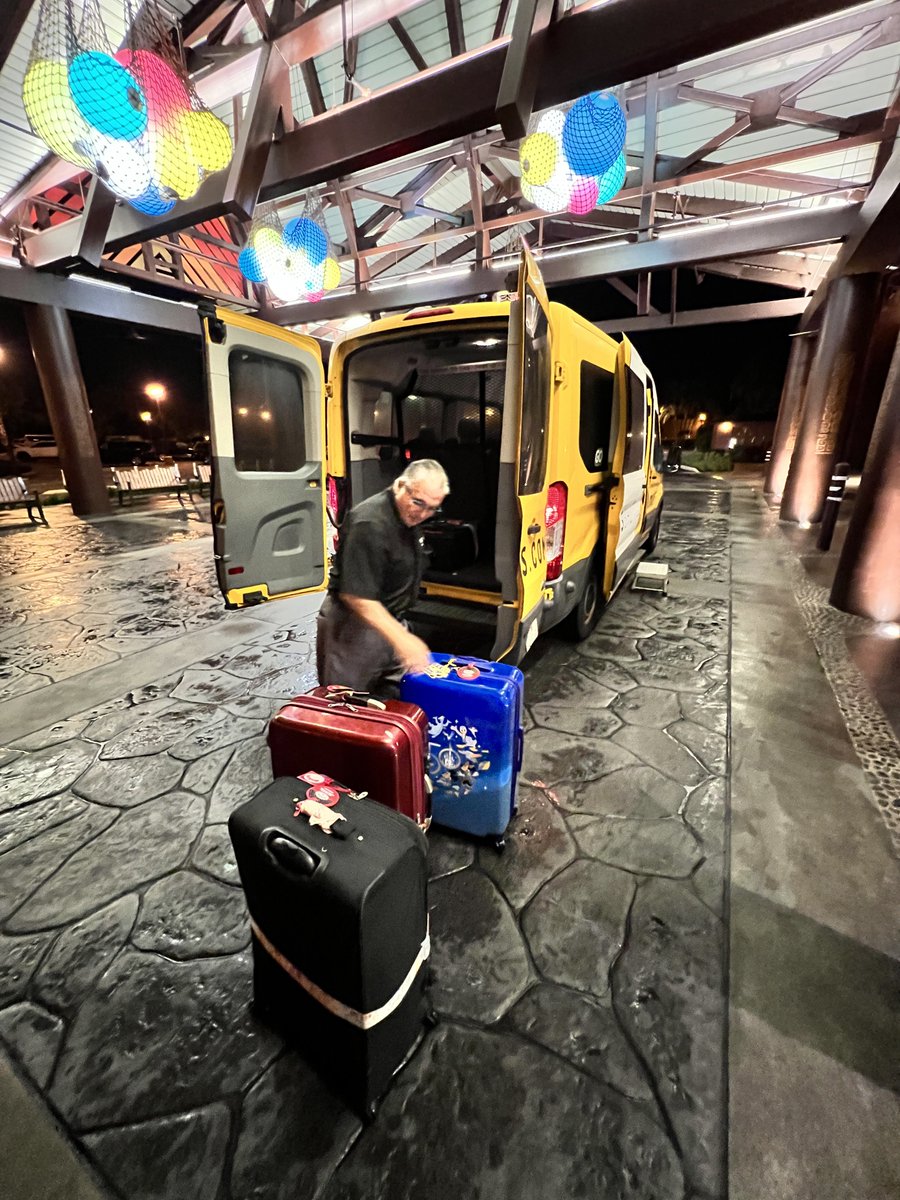 mickeynet028's tweet photo. ミアーズコネクトのお迎えが来ましたー🚌
大きなバスで来るかと思ったら、シャトルバンでしたー!同じく時間帯の人数によって変わるのかな??
なので貸切で空港へ👍
#MNWDW #WDW #2022Aug https://t.co/zVnJOjTIZ7