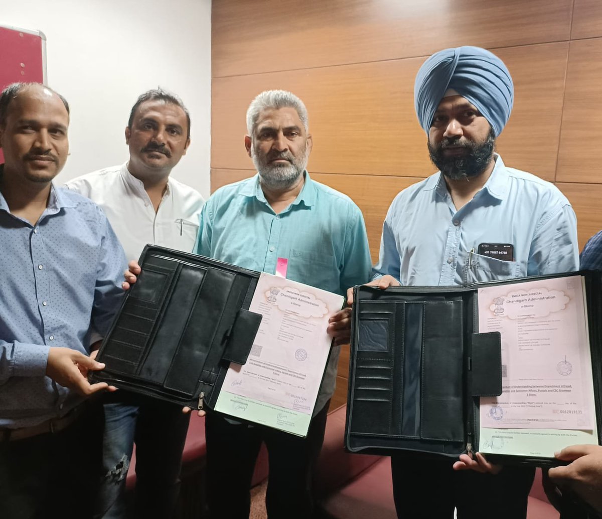 CSC_Punjab's tweet photo. MOU Signed between the Department of Food, Civil Supplies and Consumer affairs, Punjab and Csc E-governance in the presence of Minister of Food and Supply Shri. Lal Chand Kataruchak ji and State head of Punjab Shri. Jaspal Singh ji .

@dintya15 
@ceo_csc 
@jpsinghch 
@PunjabSpm https://t.co/D31viL4w3f