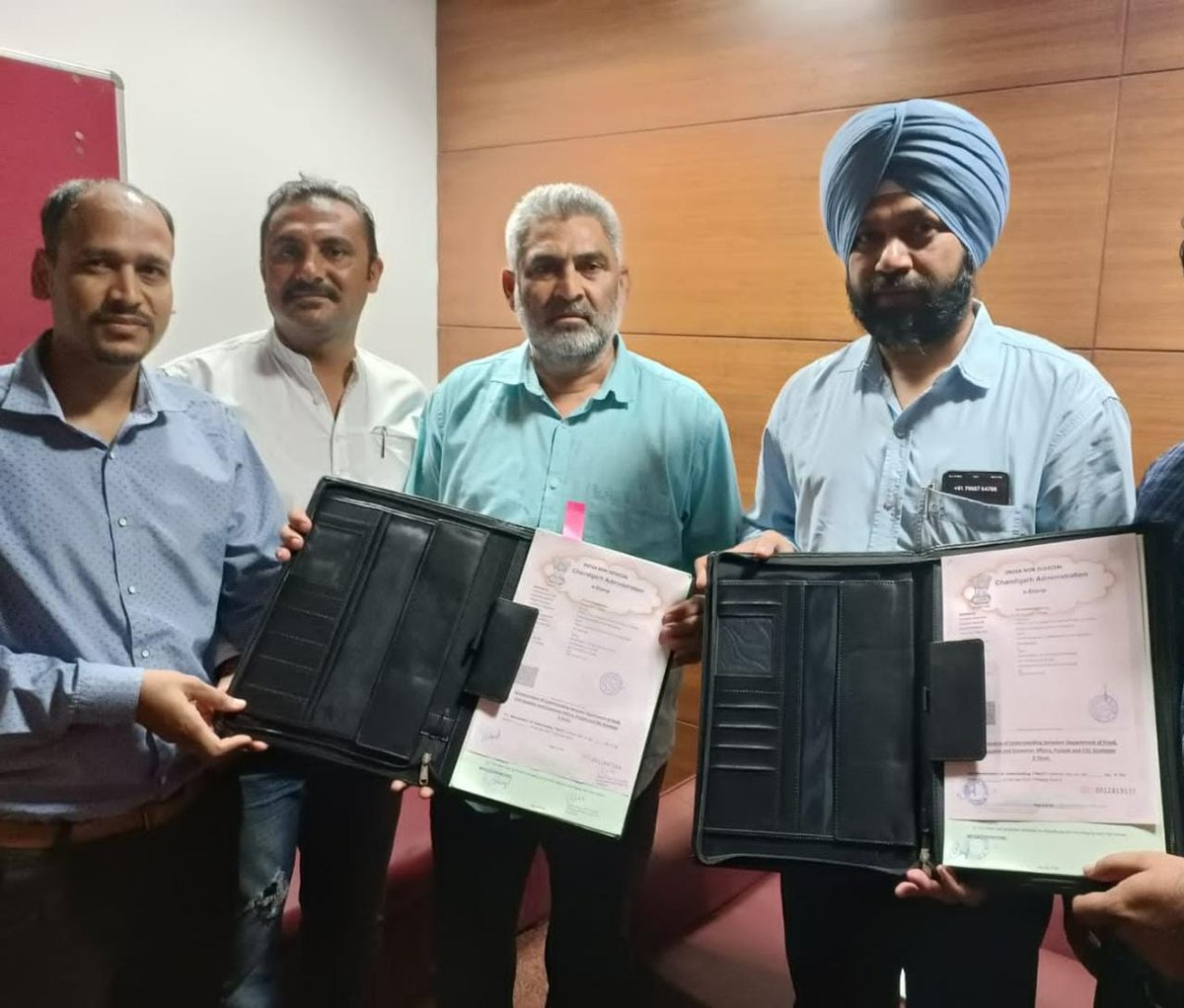 CSC_Punjab's tweet photo. MOU Signed between the Department of Food, Civil Supplies and Consumer affairs, Punjab and Csc E-governance in the presence of Minister of Food and Supply Shri. Lal Chand Kataruchak ji and State head of Punjab Shri. Jaspal Singh ji .

@dintya15 
@ceo_csc 
@jpsinghch 
@PunjabSpm https://t.co/D31viL4w3f