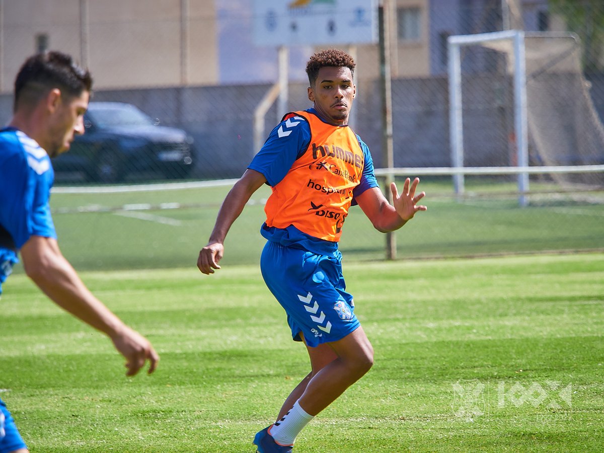 CDTOficial's tweet photo. ¡Buenos días, #blanquiazules!

💪🏾 Los nuestros se ejercitarán, a partir de las 10:00 horas, en #ElMundialito 🔒.

#IbizaTenerife #UnSentimientoQueNosUne #CentenarioCDT https://t.co/AHWRqBQg4x