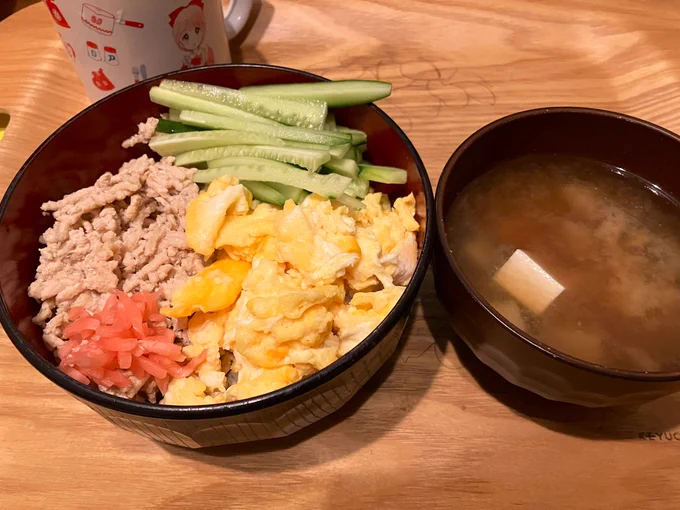 テレ東のグルメ番組見ながら、手抜きご飯食べてる 