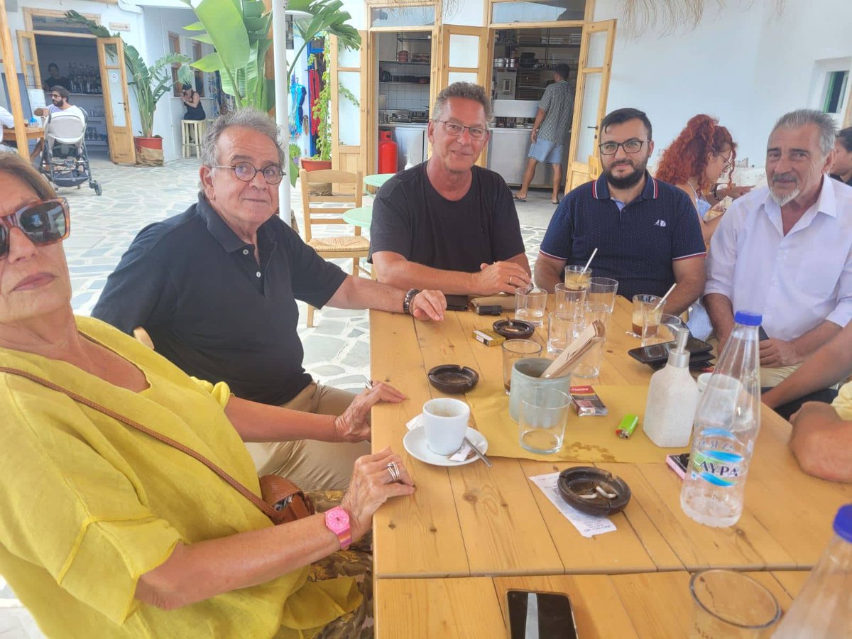 Από τη συνάντησή μας, μαζί με τους συντρόφους ευρωβουλευτές Κ. Αρβανίτη και Στ. Κούλογλου, με τον Δήμαρχο Σερίφου Κ. Ρεβινθή, τον Συντονιστή της ΟΜ ΣΥ.ΡΙΖ.Α.-ΠΣ Σερίφου Π. Αλέξάκη και συντρόφους από την τοπική οργάνωση.