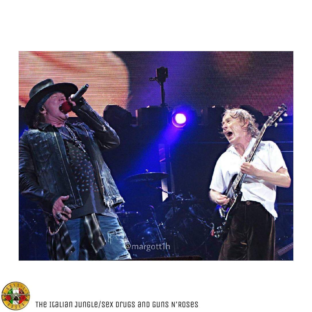SexDrugs_andGNR's tweet photo. On this day 6 years ago Axl with #acdc in #atlanta #axldcπ£β‘οΈπ£β‘οΈ
βΈβ’π
π¨π₯π₯π¨π°
@theitalianjungle_sexdrugsngnr on Ig
#gunsnroses #gnr #gnfnr #axl #axlrose #slash #duff #fortus #dizzyreed #melissareese #frankferrer @axlrose
Credits: @margott1h https://t.co/XyWACOkf9i