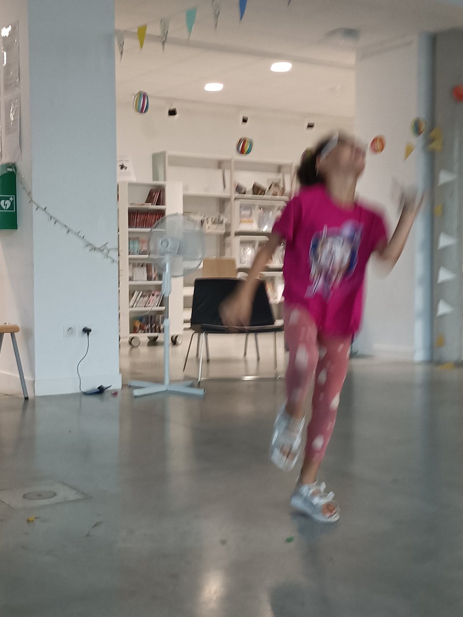 BibAssiaDjebar's tweet photo. Pour notre #JeudiPhoto on vous balance de la photo floue de bonheur de la dernière soirée #assiadjebarsummercamp, la boom de fin d'été de la #bibassiadjebar 
#bib2paris #bibdu20 #vosbibsdansent #bonnehumeur https://t.co/H5Ddvf8RMv