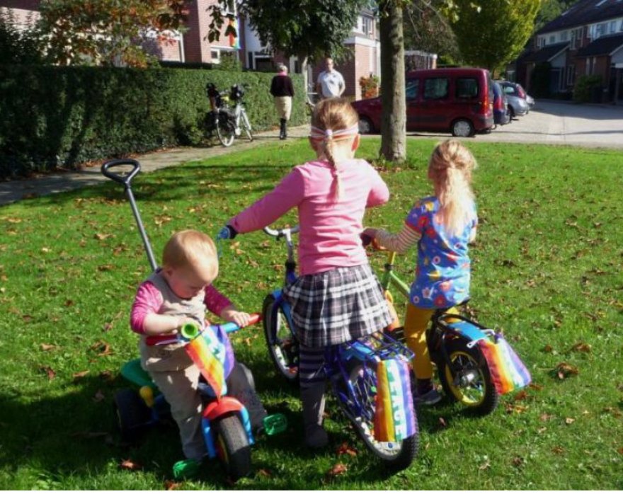 KerkenVrede's tweet photo. Aandacht vragen voor de vredesweek (17-25 september)? Met deze vrolijk gekleurde vredesvlaggetjes voor op de fiets is succes verzekerd! Te bestellen via de webwinkel op de website van Kerk en Vrede (https://t.co/xGY8oNoCCM) https://t.co/1viETMrRjh