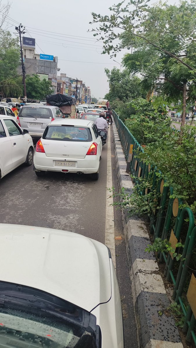 yashwanteditor's tweet photo. यातायात व्यवस्था ठप! खुर्रमनगर चौराहे से टेढ़ीपुलिया मार्ग पर लगा है भीषण जाम जो रोज का है काम @uptrafficpolice https://t.co/PXnGB194Zt