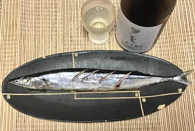 いつもつまみの盛り合わせしか乗せてもらえない我が家の長皿、ついに本来の役割を果たす日がてかサンマ買っちゃったら酒飲むしかないよねお気に入りで使用頻度高い皿なので欠けはご愛嬌ってことで! 