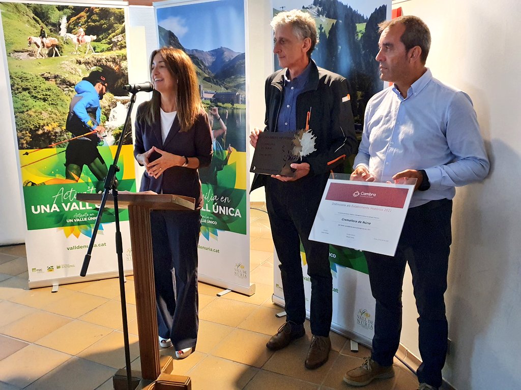 FGCcorporatiu's tweet photo. La @cambragirona ha entregat el Guardó dels Establiments Històrics al tren #CremalleradeNúria en el marc de la celebració de #SantGil 

Més de 90 anys d'història a #ValldeNúria!! #TurismeFGC #FGC https://t.co/KY2xuHNuIi