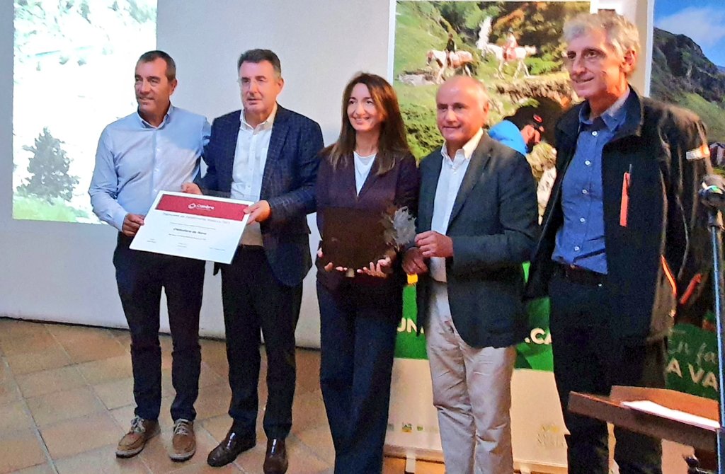 FGCcorporatiu's tweet photo. La @cambragirona ha entregat el Guardó dels Establiments Històrics al tren #CremalleradeNúria en el marc de la celebració de #SantGil 

Més de 90 anys d'història a #ValldeNúria!! #TurismeFGC #FGC https://t.co/KY2xuHNuIi