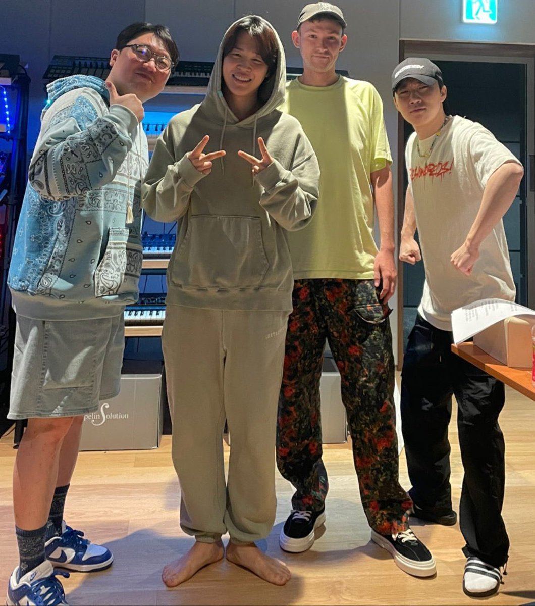 userforjimini's tweet photo. JIMIN!! HE IS IN ONESIE HOW CUTE LOOKING HE IS OMG!! 💚💚💚 https://t.co/kzWC6YvKVi