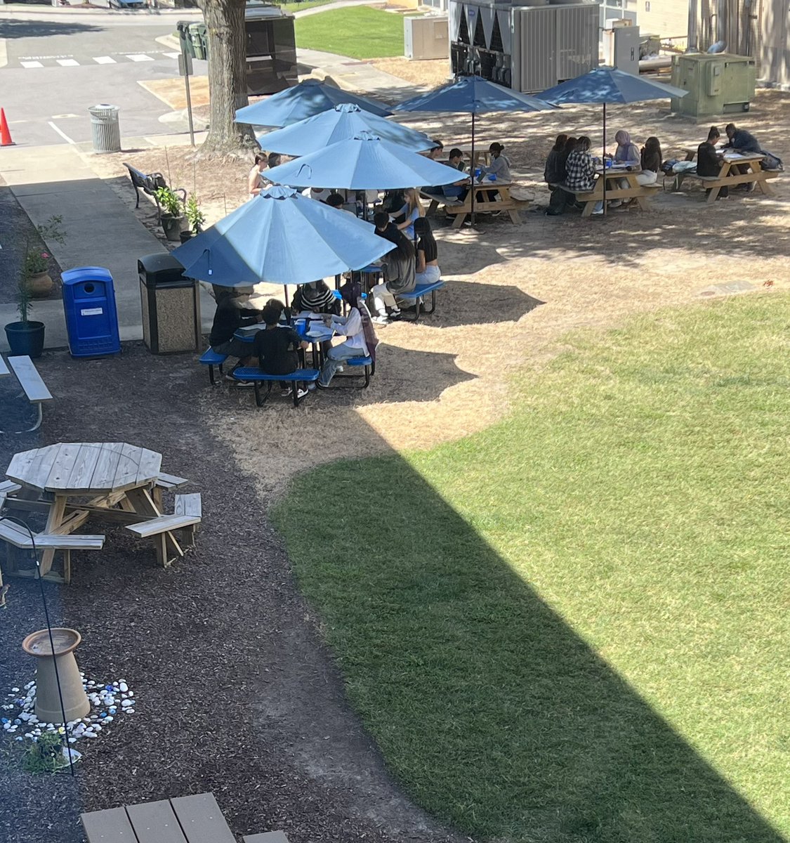 lacummings005's tweet photo. When Chemistry & lunch 💕 the new umbrellas @WakeECHS @WakeTechPHSC #smartshade #WECHSWorks #SEARising https://t.co/DY5LldDPdq