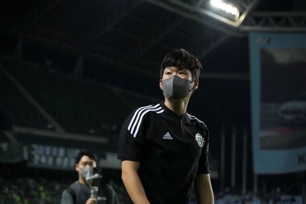 LigaCoreana's tweet photo. #KLeague 1 | El Jeonbuk Hyundai 👨🏻‍🚀 anunció que la leyenda Park Ji-sung 🇰🇷 renovó su contrato con la institución y ahora se convertirá en el nuevo director general del equipo.

Park venía cumpliendo el rol de asesor oficial del club desde inicios de la temporada pasada. https://t.co/oU4rT4mnJa