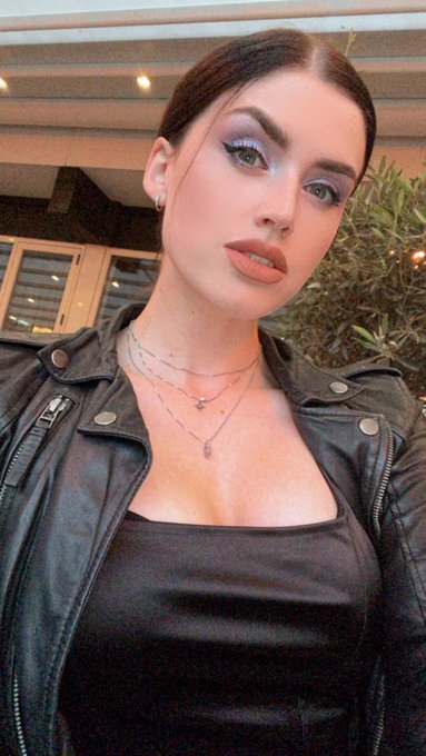 1 pic. Wednesday is date night ? https://t.co/ZMKyS7ts4u