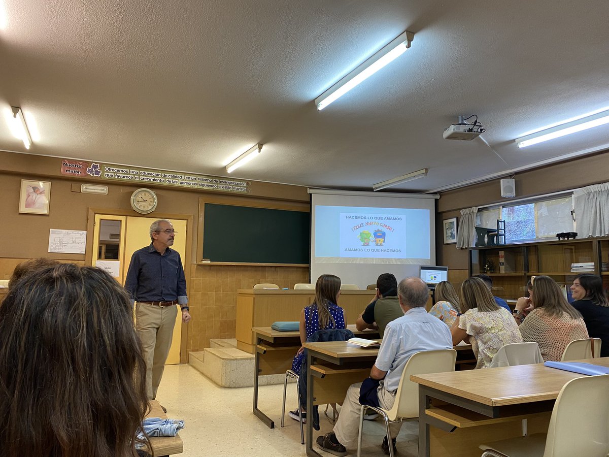 ausevamaristas's tweet photo. Primer claustro del curso y de nuestro nuevo director, Nicasio. Nos reencontramos después del verano y arrancamos el curso 22-23, conociendo también el nuevo lema. #SonríeMaristas #SonríedeCorazón https://t.co/hPyHPy42ai