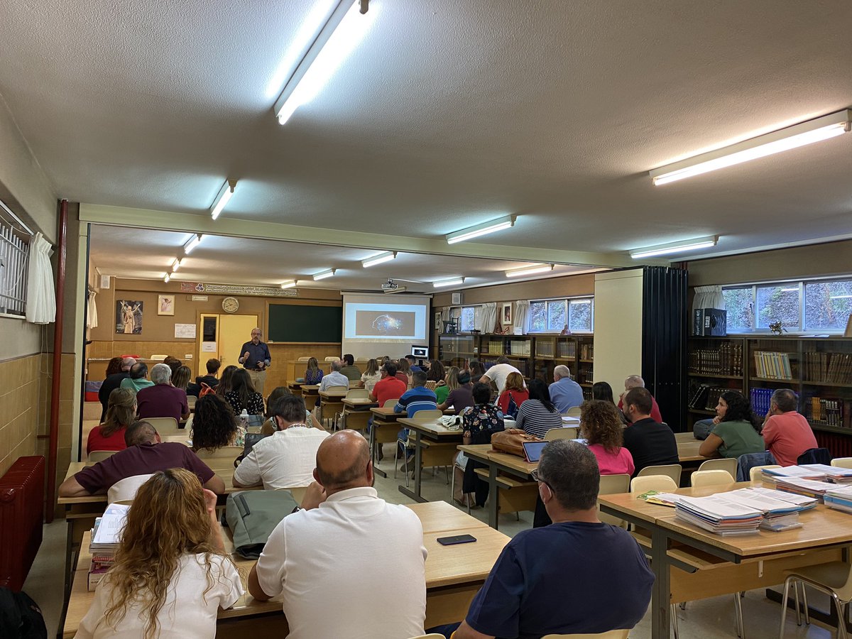 ausevamaristas's tweet photo. Primer claustro del curso y de nuestro nuevo director, Nicasio. Nos reencontramos después del verano y arrancamos el curso 22-23, conociendo también el nuevo lema. #SonríeMaristas #SonríedeCorazón https://t.co/hPyHPy42ai