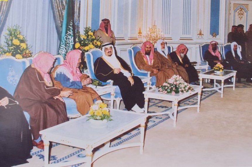 Ksa9ss's tweet photo. صورة جميلة تجمع الملك فهد وعدد من أصحاب الفضيلة والعلماء ..
 ويظهر الشيخ عبدالعزيز بن باز والشيخ صالح اللحيدان، رحمهم الله جميعا..
أظن أن كل من في الصورة توفاهم الله .. https://t.co/834mTxRZnu