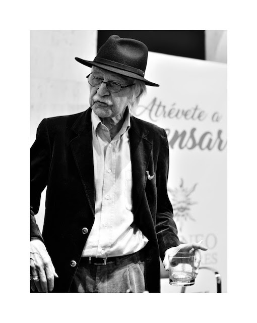 AEscohotado's tweet photo. Aceptar el amplio margen de incertidumbre que posee la realidad es lo que significa ser libre. https://t.co/8ez0cn6KlX