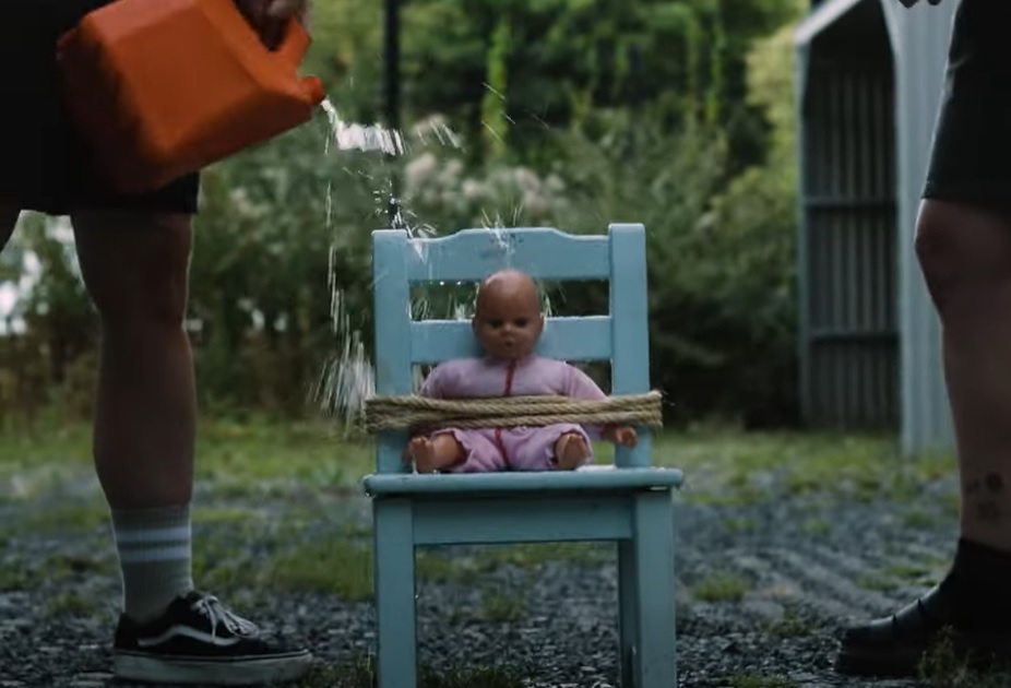Videoclip 'kill the baby' waarin geweld tegen baby's wordt gepropageerd, met de gedachte dat #abortus als een feestje gevierd zou moeten worden, is verwerpelijk en moet worden gestopt.

Voor meer info: schreeuwomleven.nl/nieuws/176/abo… 

Graag delen en melden bij YouTube en Spotify!
