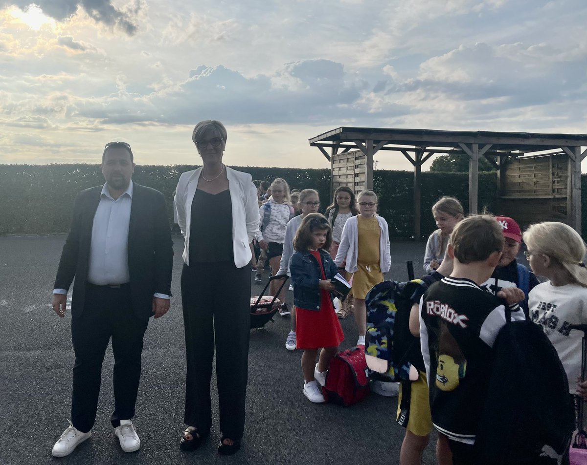 Celine_Brulin's tweet photo. En classe comme un poisson dans l’eau, pas comme une sardine en boîte ! #Rentree2022 à #Serqueux où parents et équipe municipale restent mobilisés pour obtenir une 5ème classe et répondre à l’objectif que le Président de la République a lui-même fixé : aucune classe à plus de 24. https://t.co/U26l00xLrg