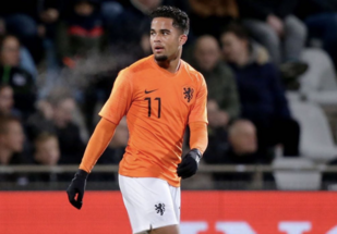 LAROMA24's tweet photo. Calciomercato Roma, dalla Spagna: anche il Valencia pensa a Kluivert #AsRoma https://t.co/E28diRmUL0 https://t.co/QsAEK4ygGl