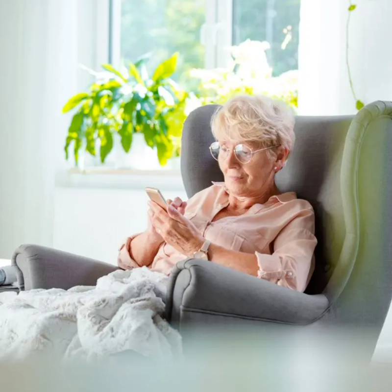 VodafoneGroup's tweet photo. Meet #ConnectedLiving, an app by @VodafoneBiz that provides digital care for assisted living and connects people with their carers and beyond 👵📱👪

Discover how this technology is helping Europe care for its communities at home ⤵️