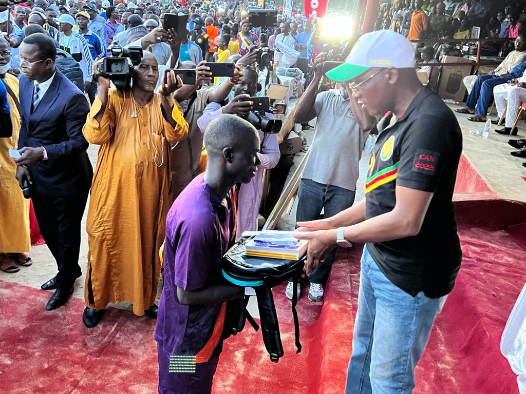 DrManaouda's tweet photo. En distribuant des kits scolaires aux élèves et étudiants du Mayo-Tsanaga hier, à l’occasion de la clôture de leurs activités de vacances, j’ai demandé à ces cadets de travailler dur car le Chef de l’Etat, SE Paul BIYA, compte sur eux. Alors, bonne rentrée scolaire à tous!!! https://t.co/OgtrIBFFg5