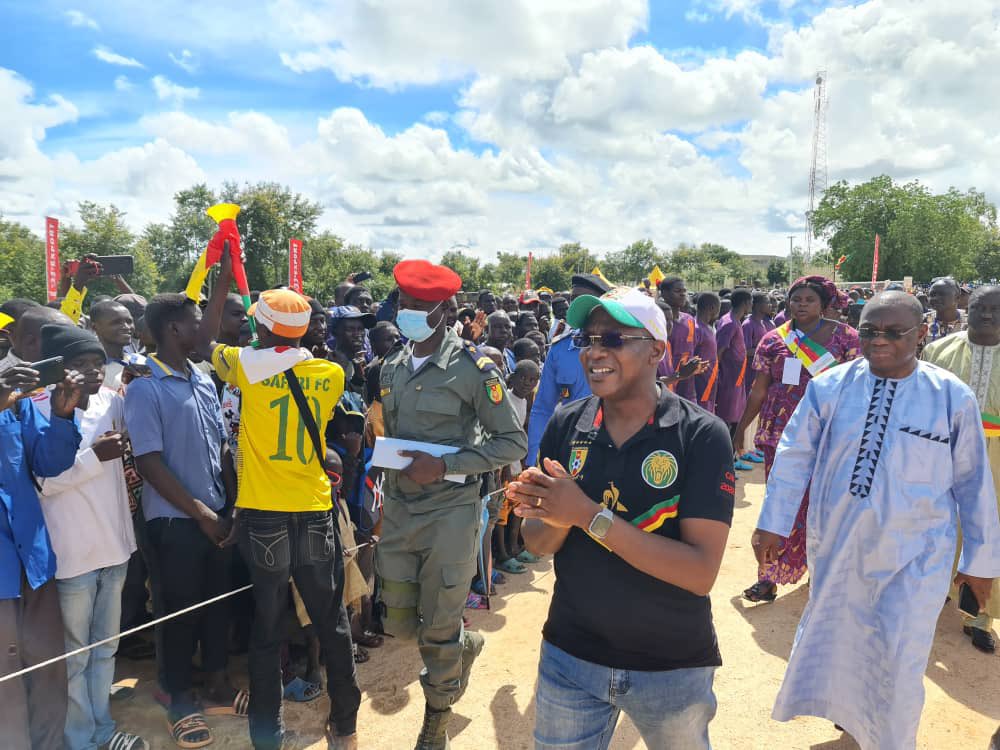DrManaouda's tweet photo. En distribuant des kits scolaires aux élèves et étudiants du Mayo-Tsanaga hier, à l’occasion de la clôture de leurs activités de vacances, j’ai demandé à ces cadets de travailler dur car le Chef de l’Etat, SE Paul BIYA, compte sur eux. Alors, bonne rentrée scolaire à tous!!! https://t.co/OgtrIBFFg5