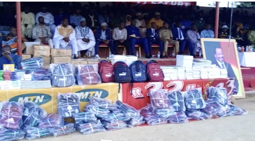 DrManaouda's tweet photo. En distribuant des kits scolaires aux élèves et étudiants du Mayo-Tsanaga hier, à l’occasion de la clôture de leurs activités de vacances, j’ai demandé à ces cadets de travailler dur car le Chef de l’Etat, SE Paul BIYA, compte sur eux. Alors, bonne rentrée scolaire à tous!!! https://t.co/OgtrIBFFg5