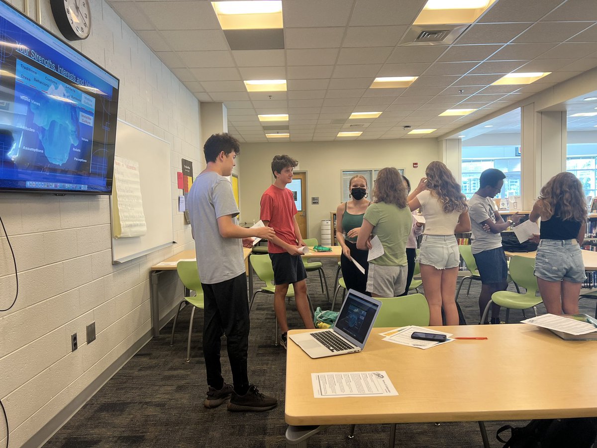 teacherburgos's tweet photo. Sts. in GP sharing their Strengths, Interests & Values and finding their connections to planning and creating their IB CAS proposal #APSBTS2022 #KnowYourAssets @WLHSIBProgram @Principal_WLHS @GeneralsPride @APSGifted @APSVirginia https://t.co/u4tn9OSbF8