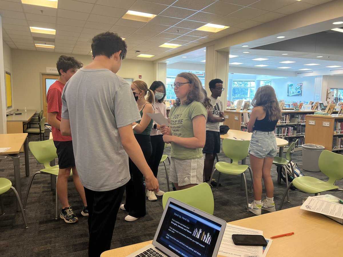 teacherburgos's tweet photo. Sts. in GP sharing their Strengths, Interests & Values and finding their connections to planning and creating their IB CAS proposal #APSBTS2022 #KnowYourAssets @WLHSIBProgram @Principal_WLHS @GeneralsPride @APSGifted @APSVirginia https://t.co/u4tn9OSbF8