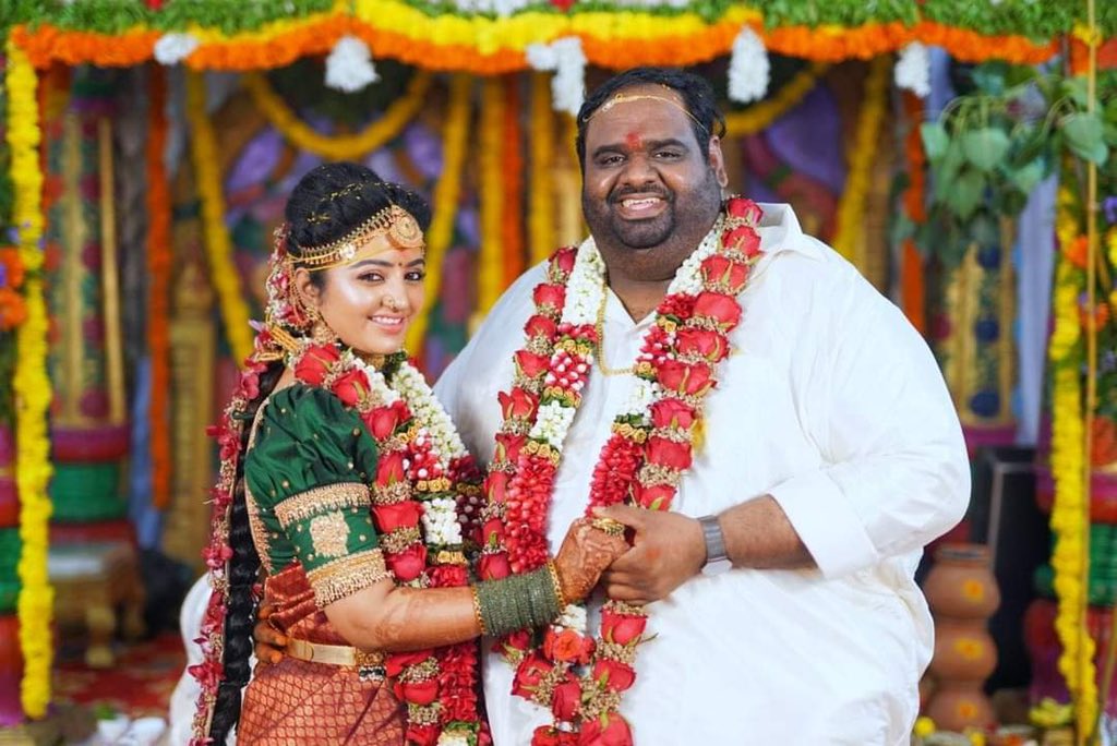 ulagam_cinema's tweet photo. Producer #LibraProductions #RavindharChandrasekaran  &amp; actress #Mahalakshmi got married today. https://t.co/y4dYvaNQfu