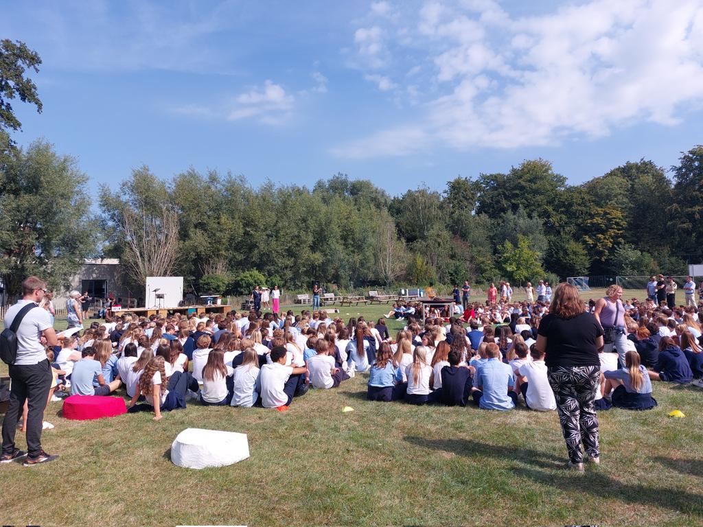 Reigerin's tweet photo. 1 september: startmoment op onze weide door @JoostLaeremans én doventolk rechts naast hem! @SASKhumaniora #Brugge https://t.co/Awcbkf8K0m