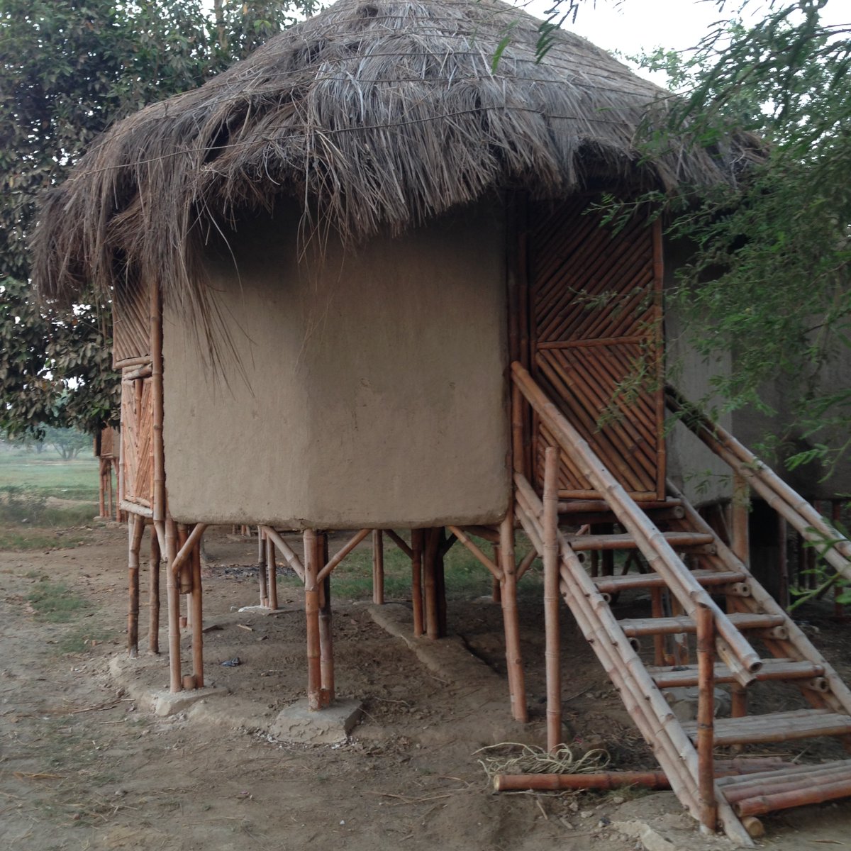 david_ireland_'s tweet photo. I had the privilege of visiting these fantastic buildings in rural Sindh built to withstand floods, built by villagers from materials in their neighbourhood inspired by @HeritageFoundPK and its leader the inspirational leader Yasmeen Lari https://t.co/xtI9m9nBDc https://t.co/Kxw32PIKt1