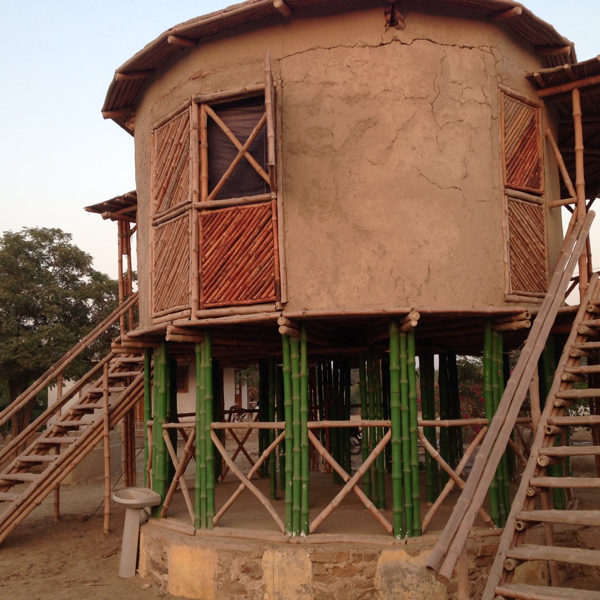 I had the privilege of visiting these fantastic buildings in rural Sindh built to withstand floods, built by villagers from materials in their neighbourhood inspired by <a href="/HeritageFoundPK/">Heritage Foundation of Pakistan</a> and its leader the inspirational leader Yasmeen Lari world-habitat.org/world-habitat-…