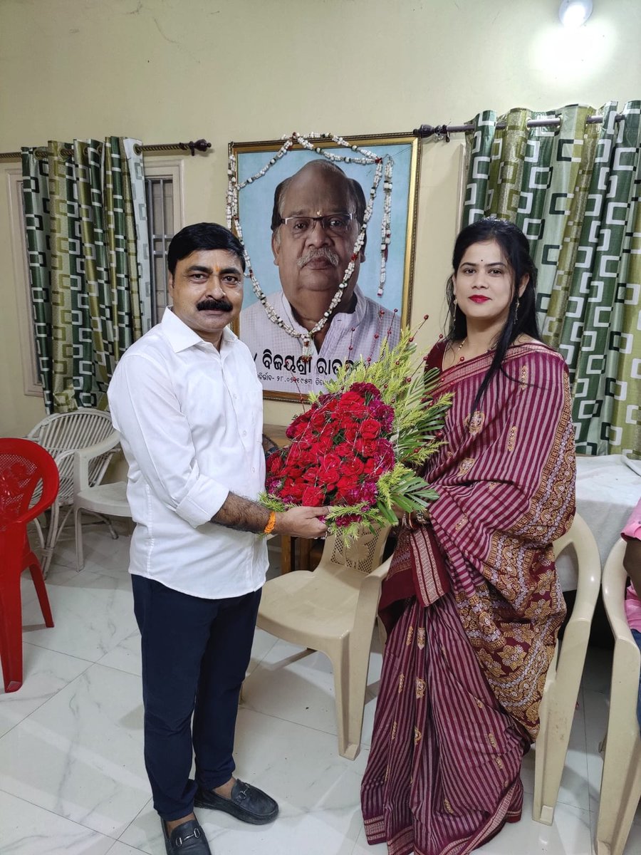 Rashmita1993's tweet photo. ବିଜୁ ମହିଳା ଜନତା ଦଳର ରାଜ୍ୟ ସମ୍ପାଦିକା ଭାବେ ମୋତେ ମନୋନୀତ କରିଥିବାରୁ ମାନ୍ୟବର ବିଧାୟକ @BishnubrataRou1 ଙ୍କୁ ଭେଟି କୃତଜ୍ଞତା ଜଣାଇଲି ...🙏 https://t.co/ud81aVGJKb