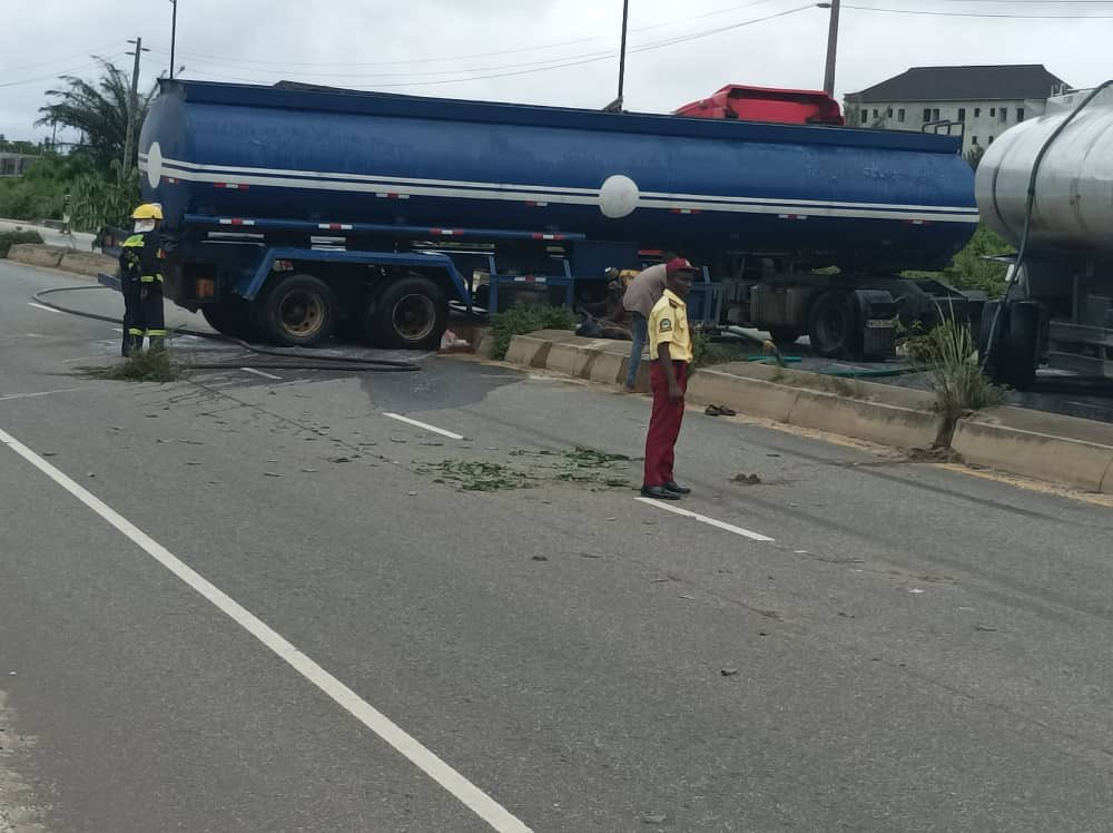 trafficbutter's tweet photo. VIA @followlastma: [11:45AM] #Itokin #BreakdownUpdateUpdate at the scene of fuel tank breakdown on Temu oke Osho inward Itokin Epe. https://t.co/to4KqM0SXd