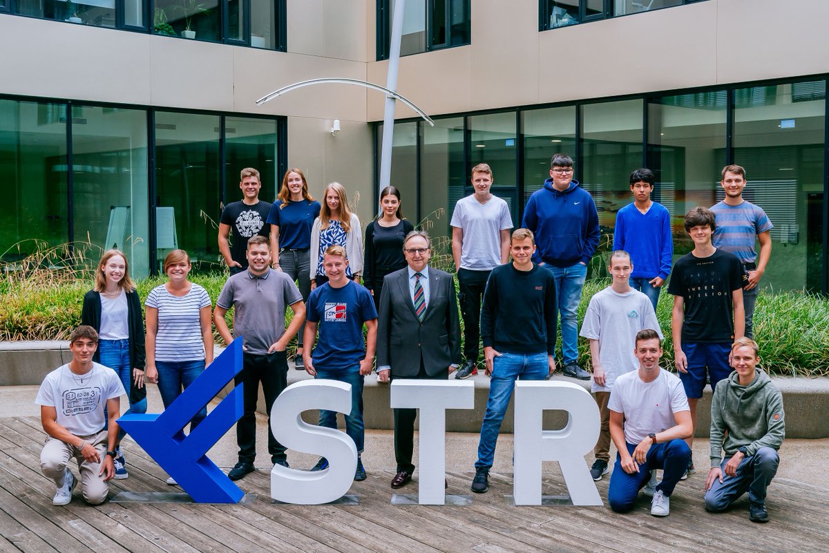 STR_Airport's tweet photo. Willkommen im Team: 18 Auszubildende und zwei dual Studierende starten heute am Flughafen Stuttgart.✈️ Mehr Infos: https://t.co/3OTDqZvk6e #workSTR #flySTR #ausbildung #dualesstudium https://t.co/n2Xii0DVxd
